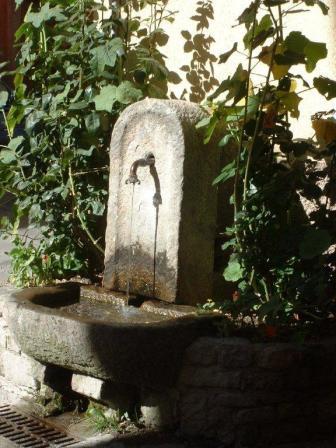 La Fontaine des Pap, rue droite, St Etienne de Tine