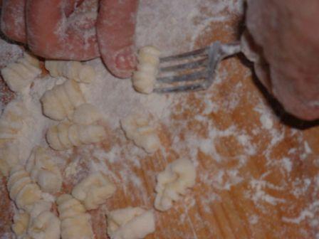 Passez ces petits morceaux de pâte sur une fourchette du bon côté...