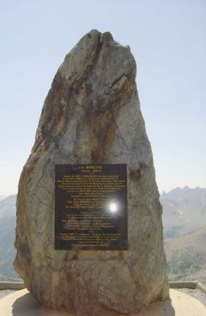 le menhir en haut du col de la Bonette