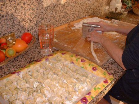 Coupez cette jolie pâte souple en cordons pour les trancher en dés...